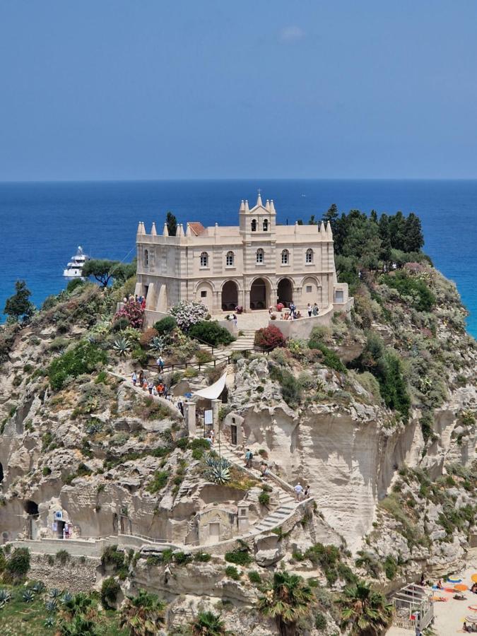 The Lady C - High Apartments Tropea Exterior photo